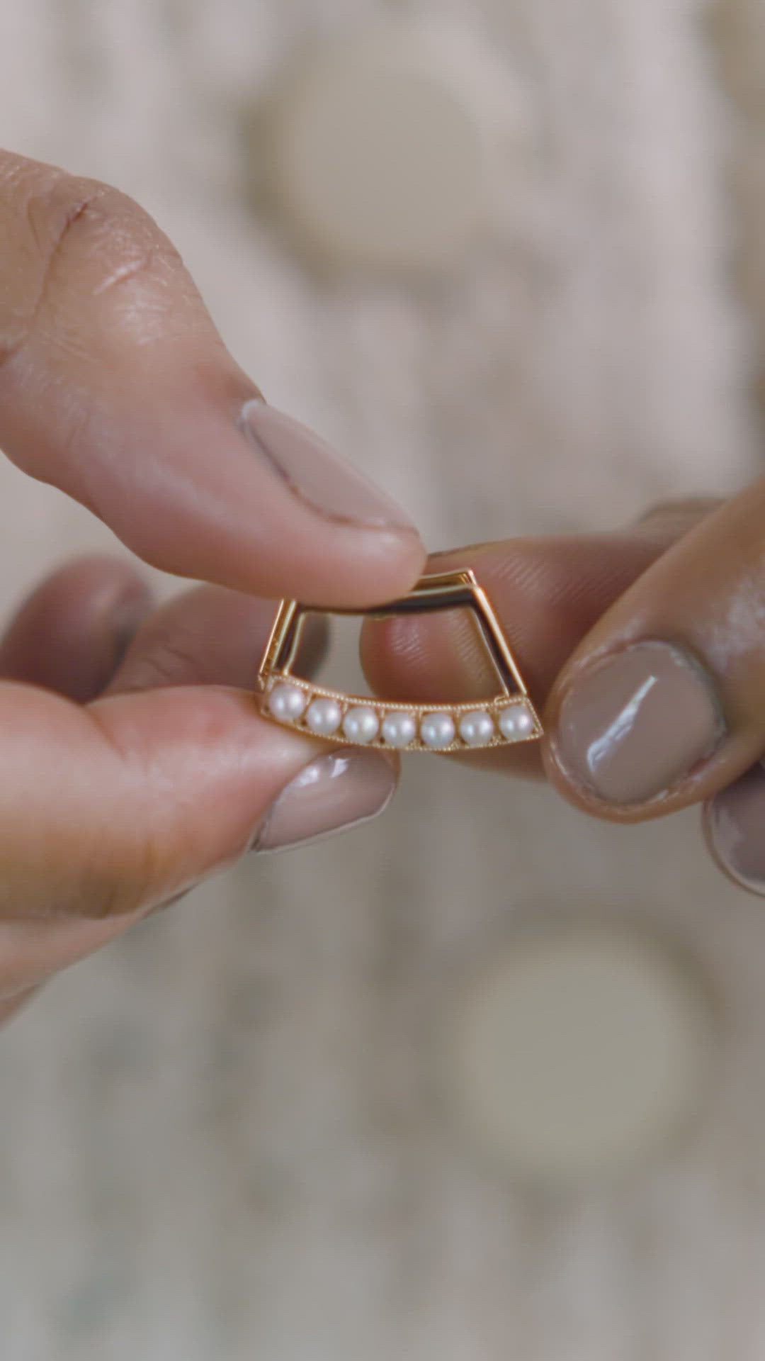 Load video: Holmes Mutiara Earrings